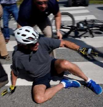 बाइडेन बाइक से उतरते समय गिरे, बोले : ठीक हूं